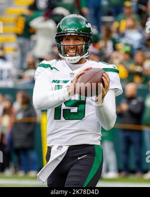 New York Jets quarterback Joe Flacco (19) warms up before playing against  the Buffalo Bills in