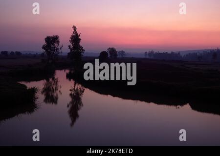 ©Arnaud De Grave / Le Pictorium/MAXPPP - Arnaud De Grave / Le Pictorium - 12/11/2015  -  Madagascar / Alaotra-Mangoro  -  Coucher de soleil sur une riviere.  / 12/11/2015  -  Madagascar / Alaotra-Mangoro  -  Sunset over a river. Stock Photo