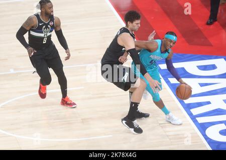 Brook Lopez , Wesley Matthews  of  Milwaukee Bucks and   Devonte' Graham of  Charlotte Hornets   during the NBA Paris Game 2020 basketball match between Milwaukee Bucks and Charlotte Hornets on January 24, 2020 at AccorHotels Arena in Paris, France - Photo Laurent Lairys /MAXPPP Stock Photo