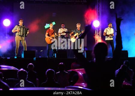 Â©PHOTOPQR/LA DEPECHE DU MIDI/LAURENT DARD ; TARBES ; 21/06/2020 ; NR LAURENT DARD DRIVE IN 100% CONCERT VOITURES BOULEVARD DES AIRS BDA SANGRIA GRATUITE SANGRIA GRAT'8 TIBZ LA DERYVES SANS PRETENTION ARSENE    - Drive music day ! France tarbes June 21 2020 Stock Photo