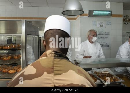 Â©PHOTOPQR/LA PROVENCE/TOMASELLI Antoine ; Marseille ; 23/07/2020 ; Le chef Pierre GAGNAIRE dans les cuisines de la LÃ©gion EtrangÃ¨re. Lieux: LÃ©gion EtrangÃ¨re 1er RÃ©giment, Aubagne. GAGNAIRE Pierre - 2020/07/23. French famous chief cook Pierre GAGNAIRE in the kitchens of the Foreign Legion  Stock Photo