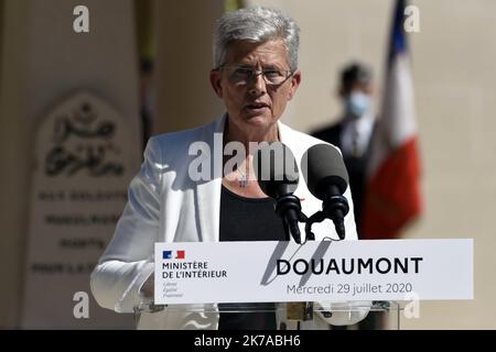 ©PHOTOPQR/L'EST REPUBLICAIN/Alexandre MARCHI ; VERDUN ; 29/07/2020 ; POLITIQUE - HOMMAGE AUX COMBATTANS MUSULMANS - CULTE MUSULMAN - FRANCAIS MORTS POUR LA FRANCE - PREMIERE GUERRE MONDIALE - GRANDE GUERRE - 14 - 18 - 1914 - 1918 - MINISTRE. Fleury-devant-Douaumont (Meuse) 29 juillet 2020. Discours de Geneviève DARRIEUSSECQ, ministre déléguée auprès de la ministre des armées, chargée de la mémoire et des Anciens Combattants, à Douaumont pour rendre Hommage aux Combattants Musulmans morts pour la France lors de la Première guerre mondiale. PHOTO Alexandre MARCHI. - Verdun, France, july 29th 20 Stock Photo