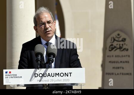 ©PHOTOPQR/L'EST REPUBLICAIN/Alexandre MARCHI ; VERDUN ; 29/07/2020 ; POLITIQUE - HOMMAGE AUX COMBATTANS MUSULMANS - CULTE MUSULMAN - FRANCAIS MORTS POUR LA FRANCE - PREMIERE GUERRE MONDIALE - GRANDE GUERRE - 14 - 18 - 1914 - 1918 - MINISTRE. Fleury-devant-Douaumont (Meuse) 29 juillet 2020. Discours de Mohammed MASSAOUI, président du Conseil français du culte musulman, Président du CFCM, à Douaumont pour rendre Hommage aux Combattants Musulmans morts pour la France lors de la Première guerre mondiale. PHOTO Alexandre MARCHI. - Verdun, France, july 29th 2020 - French tribute to muslims killed d Stock Photo