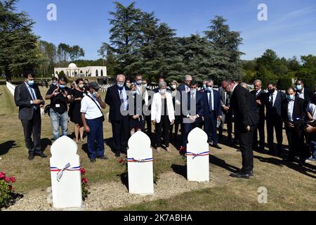 ©PHOTOPQR/L'EST REPUBLICAIN/Alexandre MARCHI ; VERDUN ; 29/07/2020 ; POLITIQUE - HOMMAGE AUX COMBATTANS MUSULMANS - CULTE MUSULMAN - FRANCAIS MORTS POUR LA FRANCE - PREMIERE GUERRE MONDIALE - GRANDE GUERRE - 14 - 18 - 1914 - 1918 - MINISTRE. Fleury-devant-Douaumont (Meuse) 29 juillet 2020. Passage entre les tombes du Carré Musulman de Gérald DARMANIN, ministre de l’Intérieur et des Cultes, Geneviève DARRIEUSSECQ, ministre déléguée auprès de la ministre des armées, chargée de la mémoire et des Anciens Combattants, et Cédric SCHWINDT, directeur de l'ONAC de Meuse, à Douaumont pour rendre Hommag Stock Photo