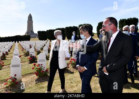 ©PHOTOPQR/L'EST REPUBLICAIN/Alexandre MARCHI ; VERDUN ; 29/07/2020 ; POLITIQUE - HOMMAGE AUX COMBATTANS MUSULMANS - CULTE MUSULMAN - FRANCAIS MORTS POUR LA FRANCE - PREMIERE GUERRE MONDIALE - GRANDE GUERRE - 14 - 18 - 1914 - 1918 - MINISTRE. Fleury-devant-Douaumont (Meuse) 29 juillet 2020. Passage entre les tombes du Carré Musulman de Gérald DARMANIN, ministre de l’Intérieur et des Cultes, Geneviève DARRIEUSSECQ, ministre déléguée auprès de la ministre des armées, chargée de la mémoire et des Anciens Combattants, et Cédric SCHWINDT, directeur de l'ONAC de Meuse, à Douaumont pour rendre Hommag Stock Photo