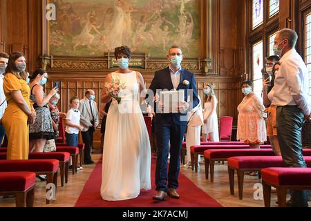 ©PHOTOPQR/VOIX DU NORD/Marc Demeure ; 01/08/2020 ; Mariage masqué, hôtel de ville de Calais, Calais le 01/08/2020. Photo Marc Demeure/La Voix Du Nord. Masked wedding in Calais on August 1, 2020 Stock Photo