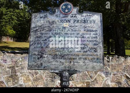 Outside Graceland shows the sign for Elvis Aron Presley Stock Photo