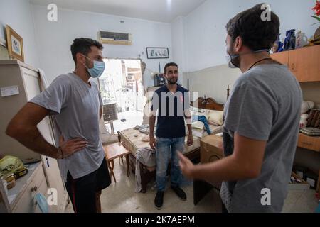 ©CAROLINE BLUMBERG/MAXPPP - BEIRUT, August 13, 2020 - A man (C) receives help from Lebanese mutual aid association Helping Hands Lebanon distributes food, medicine, clothing and logistical assistance to people in need following the two-blast disaster in Beirut, Lebanon, August 13 2020. A week after the explosions that ravaged Beirut, Lebanese Prime Minister Hassan Diab announced the resignation of his government. Stock Photo