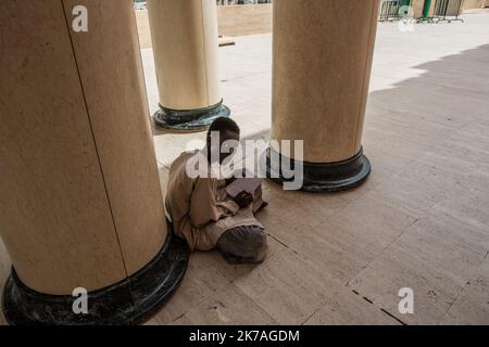 ©Sadak Souici / Le Pictorium/MAXPPP - Sadak Souici / Le Pictorium - 18/08/2020 - Senegal - un enfant mouride apprend le Coran dans la Grande mosquee de Touba. / 18/08/2020 - Senegal - a Murid child learns the Koran in the Great Mosque of Touba. Stock Photo