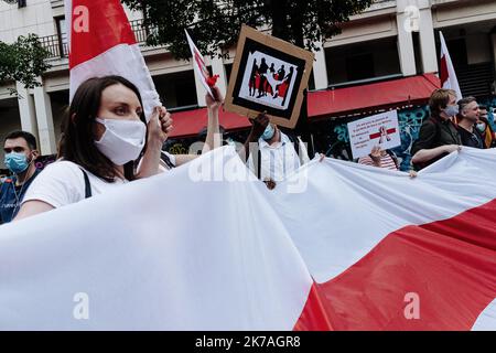 ©Jan Schmidt-Whitley/Le Pictorium/MAXPPP - Jan Schmidt-Whitley/Le Pictorium - 20/08/2020 - France / Ile-de-France / Paris - Quelques dizaines de manifestants, majoritairement Bielorusses se sont rassembles jeudi soir place des Innocents a Paris pour denoncer la repression qui sevit en Bielorussie a la suite d'elections presidentielles que l'opposition democratique denonce comme etant faussees. / 20/08/2020 - France / Ile-de-France (region) / Paris - A few dozen demonstrators, mostly Belarusians, gathered on Thursday evening at Place des Innocents in Paris to denounce the repression in Belarus  Stock Photo