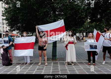 ©Jan Schmidt-Whitley/Le Pictorium/MAXPPP - Jan Schmidt-Whitley/Le Pictorium - 20/08/2020 - France / Ile-de-France / Paris - Quelques dizaines de manifestants, majoritairement Bielorusses se sont rassembles jeudi soir place des Innocents a Paris pour denoncer la repression qui sevit en Bielorussie a la suite d'elections presidentielles que l'opposition democratique denonce comme etant faussees. / 20/08/2020 - France / Ile-de-France (region) / Paris - A few dozen demonstrators, mostly Belarusians, gathered on Thursday evening at Place des Innocents in Paris to denounce the repression in Belarus  Stock Photo