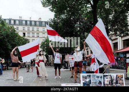 ©Jan Schmidt-Whitley/Le Pictorium/MAXPPP - Jan Schmidt-Whitley/Le Pictorium - 20/08/2020 - France / Ile-de-France / Paris - Quelques dizaines de manifestants, majoritairement Bielorusses se sont rassembles jeudi soir place des Innocents a Paris pour denoncer la repression qui sevit en Bielorussie a la suite d'elections presidentielles que l'opposition democratique denonce comme etant faussees. / 20/08/2020 - France / Ile-de-France (region) / Paris - A few dozen demonstrators, mostly Belarusians, gathered on Thursday evening at Place des Innocents in Paris to denounce the repression in Belarus  Stock Photo