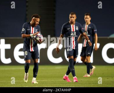 ©PHOTOPQR/LE PARISIEN/Arnaud Journois ; LISBONNE ; 23/08/2020 ; FOOTBALL FINALE DE LA LIGUE DES CHAMPIONS . LISBONNE . ESTADIO DA LUZ . 23/08/2020 . PARIS SG - BAYERN MUNICH Neymar / Mbappé Déception Lisbon: 08/23/2020; European Football Cup final. PSG Bayern Munich Stock Photo