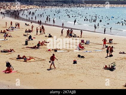 ©PHOTOPQR/LE PROGRES/Richard MOUILLAUD - Saint-Sébastien 27/08/2020 - Plage de San Sébastian en Espagne -Plage de San Sébastian en Espagne Sur la plage certains délimitent des espaces sur le sable cause Covid - Spain, san Sebastian beach social distancing August 27 2020  Stock Photo