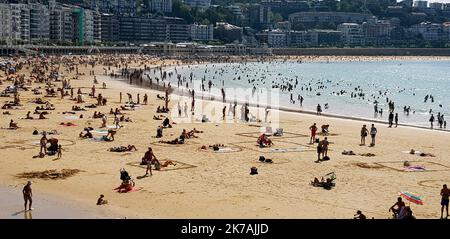 ©PHOTOPQR/LE PROGRES/Richard MOUILLAUD - Saint-Sébastien 27/08/2020 - Plage de San Sébastian en Espagne -Plage de San Sébastian en Espagne Sur la plage certains délimitent des espaces sur le sable cause Covid - Spain, san Sebastian beach social distancing August 27 2020  Stock Photo