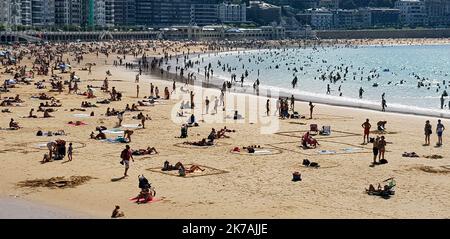 ©PHOTOPQR/LE PROGRES/Richard MOUILLAUD - Saint-Sébastien 27/08/2020 - Plage de San Sébastian en Espagne -Plage de San Sébastian en Espagne Sur la plage certains délimitent des espaces sur le sable cause Covid - Spain, san Sebastian beach social distancing August 27 2020  Stock Photo