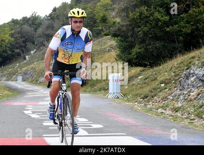 ©PHOTOPQR/LE PROGRES/Catherine AULAZ - Culoz 11/09/2020 - Grand Colombier - 11 septembre 2020 -Michel Pélissier est l'un des pionniers des 'Fêlés du Grand Colombier', c'est à dire qu'il a gravi le col par ses quatre faces dans la journée. Il sera présent au sommet pour l'arrivée du Tour de France dimanche 13 septembre 2020. - Tour de France 2020, Stock Photo