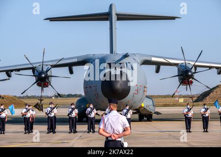 Arnaud BEINAT/Maxppp. 2020/09/11, Orléans, France. Les troupes alignées devant un avion cargo Airbus A400 M Atlas Durant la journée anniversaire des 75 ans de l'escadron de transport de l armée de l'air Poitou qui appartient au commandement des opérations spéciales. Stock Photo