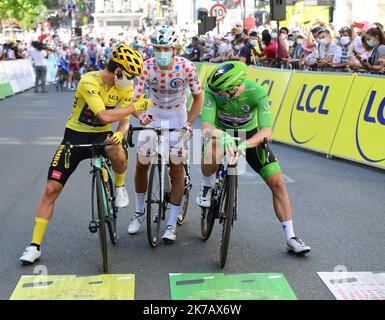 ©PHOTOPQR/LE PROGRES/Philippe TRIAS - 12/09/2020 - Tour de France, Clermont-Ferrand, 12 septembre 2020. -Su la ligne de départ de la 14ème étape Clermont-Ferrand Lyon, discussion entre Primoz Roglic le maillot jaune, Benoit Cosnefroy le maillot du meilleur grimpeur et Sam Bennett le maillot vert. - 2020/09/12. Tour de France stage 14. - Stock Photo