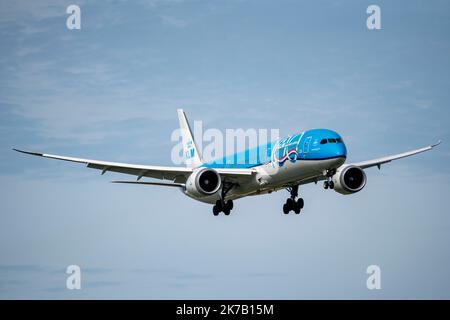 Amsterdam Schiphol Airport, AMS, aircraft approaching Kaagbaan, runway,PH-BKA, KLM Royal Dutch Airlines Boeing 787-10 Dreamliner. Stock Photo