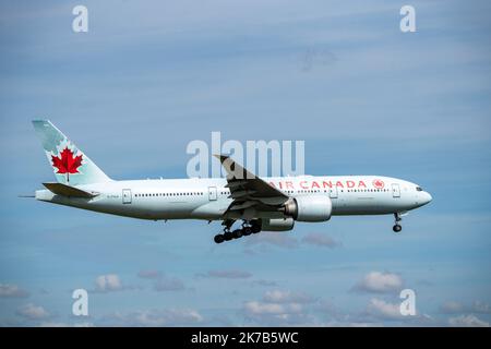 Amsterdam Schiphol Airport, AMS, aircraft on approach to Kaagbaan, runway,C-FIUA, Air Canada Boeing 777-200 Stock Photo