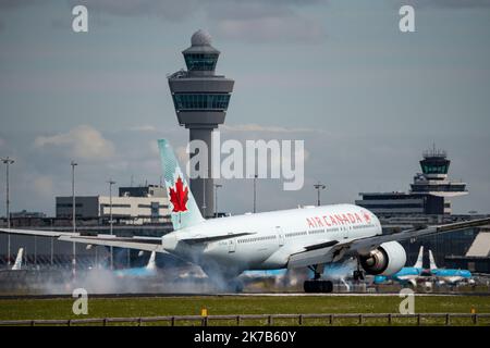 Amsterdam Schiphol Airport, AMS, aircraft on approach to Kaagbaan, runway, terminal building, air traffic control tower, C-FIUA, Air Canada Boeing 777 Stock Photo