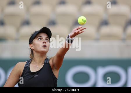 ©Sebastien Muylaert/MAXPPP - Clara Burel of France serves during her Women's Singles third round match against Shuai Zhang of China on day seven of the 2020 French Open at Roland Garros in Paris, France. 03.10.2020 Stock Photo
