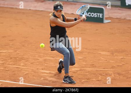©Sebastien Muylaert/MAXPPP - Clara Burel of France plays a backhand during her Women's Singles third round match against Shuai Zhang of China on day seven of the 2020 French Open at Roland Garros in Paris, France. 03.10.2020 Stock Photo