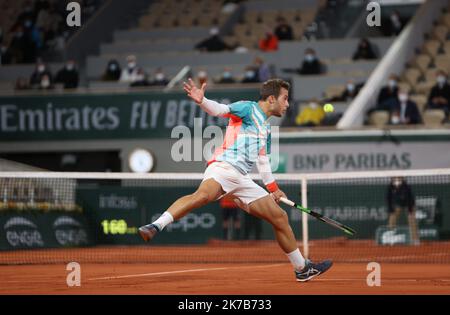 ©PHOTOPQR/LE PARISIEN/Arnaud Journois ; PARIS ; 04/10/2020 ; TENNIS , ROLAND GARROS 2020 / INTERNATIONAUX DE FRANCE DE TENNIS 2020 / HUGO GASTON vs DOMINIC THIEM - FRENCH OPEN ROLAND GARROS OCT 4 2020  Stock Photo