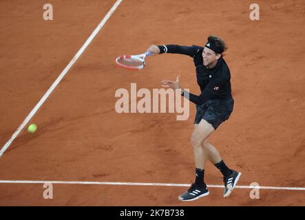 ©PHOTOPQR/LE PARISIEN/Arnaud Journois ; PARIS ; 04/10/2020 ; TENNIS , ROLAND GARROS 2020 / INTERNATIONAUX DE FRANCE DE TENNIS 2020 / HUGO GASTON vs DOMINIC THIEM - FRENCH OPEN ROLAND GARROS OCT 4 2020  Stock Photo