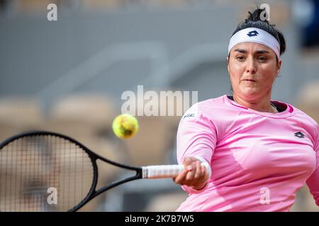 Aurelien Morissard / IP3; Ons JABEUR (TUN) plays a forehand during her match against Danielle COLLINS (USA) in the Philippe Chatrier court on the Round of 16 of the French Open tennis tournament at Roland Garros in Paris, France, 6th October 2020. Stock Photo