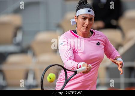 Aurelien Morissard / IP3; Ons JABEUR (TUN) plays a forehand during her match against Danielle COLLINS (USA) in the Philippe Chatrier court on the Round of 16 of the French Open tennis tournament at Roland Garros in Paris, France, 6th October 2020. Stock Photo