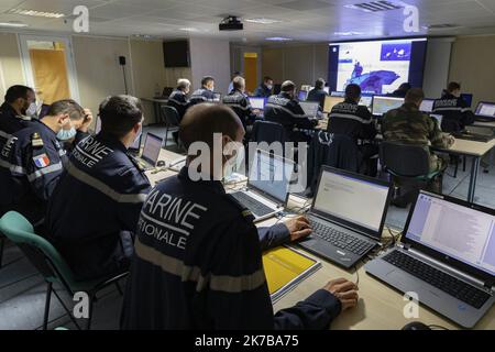 ©PHOTOPQR/LA PROVENCE/SPEICH HYERES Exercice amphibie de l'OTAN Dynamic Mariner 20 au large des cotes du Var Le Port Helicopteres Amphibie (PHA) Mistral a appareille de Toulon le 27 septembre 2020 pour conduire, avec son etat-major embarque les manoeuvres de Dynamic Mariner 20 qui mobilise une force maritime composee de 31 batiments de surface, 37 aeronefs et environ 5 000 militaires oeuvrant sous le pavillon d'une dizaine de pays membres de l'OTAN pendant 13 jours. La France y participe avec ses trois armeees (Terre, Air, Marine) et une composante des forces speciales. 2020/10/08. Defense: NA Stock Photo