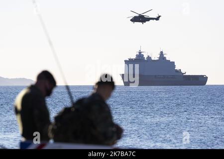 ©PHOTOPQR/LA PROVENCE/SPEICH HYERES Exercice amphibie de l'OTAN Dynamic Mariner 20 au large des cotes du Var Le Port Helicopteres Amphibie (PHA) Mistral a appareille de Toulon le 27 septembre 2020 pour conduire, avec son etat-major embarque les manoeuvres de Dynamic Mariner 20 qui mobilise une force maritime composee de 31 batiments de surface, 37 aeronefs et environ 5 000 militaires oeuvrant sous le pavillon d'une dizaine de pays membres de l'OTAN pendant 13 jours. La France y participe avec ses trois armeees (Terre, Air, Marine) et une composante des forces speciales. 2020/10/08. Defense: NA Stock Photo