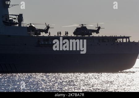 ©PHOTOPQR/LA PROVENCE/SPEICH HYERES Exercice amphibie de l'OTAN Dynamic Mariner 20 au large des cotes du Var Le Port Helicopteres Amphibie (PHA) Mistral a appareille de Toulon le 27 septembre 2020 pour conduire, avec son etat-major embarque les manoeuvres de Dynamic Mariner 20 qui mobilise une force maritime composee de 31 batiments de surface, 37 aeronefs et environ 5 000 militaires oeuvrant sous le pavillon d'une dizaine de pays membres de l'OTAN pendant 13 jours. La France y participe avec ses trois armeees (Terre, Air, Marine) et une composante des forces speciales. 2020/10/08. Defense: NA Stock Photo