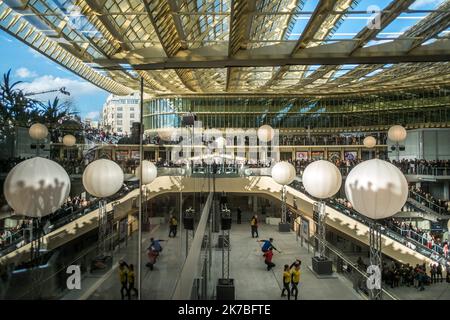 ©Michael Bunel / Le Pictorium/MAXPPP - Michael Bunel / Le Pictorium - 05/04/2016 - France / Ile-de-France / Paris - Inauguration de la canopee des halles avec des spectacles vivant. 5 avril 2016. Paris, France. / 05/04/2016 - France / Ile-de-France (region) / Paris - Inauguration of the canopy of the halls with live shows. April 5, 2016. Paris, France. Stock Photo