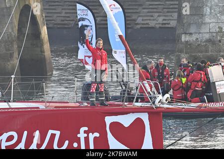 ©PHOTOPQR/OUEST FRANCE/Thomas Bregardis ; Les Sables d'Olonne ; 08/11/2020 ; Vendée-Globe 2020. Départ du Vendée Globe, la remontée du chenal par les Imoca sans public pour cause de confinement. Samantha Davies (skipper de l’Imoca Initiatives Cœur) Photo: Thomas Bregardis / Ouest-France Sables d'Olonne; 08/11/2020; Vendée-Globe 2020. Departure of the Vendée Globe, the ascent of the channel by the Imoca without public due to confinement  Stock Photo