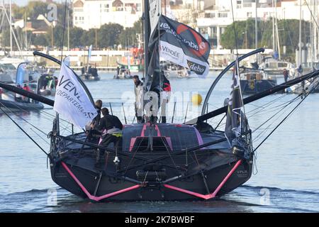 ©PHOTOPQR/OUEST FRANCE/Joël Le Gall ; Les Sables d'Olonne ; 08/11/2020 ; Vendée-Globe 2020. Le ponton avant le départ des skippers. Alex Thomson (skipper de l’Imoca Hugo Boss) Photo: Joël Le Gall / Ouest-France Sables d'Olonne; 08/11/2020; Vendée-Globe 2020. Departure of the Vendée Globe, the ascent of the channel by the Imoca without public due to confinement  Stock Photo