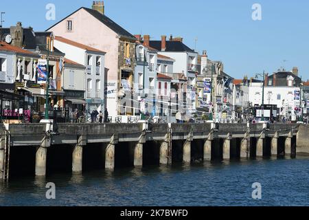 ©PHOTOPQR/VOIX DU NORD/Marc Demeure ; 08/11/2020 ; Départ du Vendée Globe, le quai du chenal habituellement noir de monde, Les Sables d'Olonne le 07/11/2020. Photo Marc Demeure/La Voix Du Nord. The 33 skippers taking part in the 2020 Vendee Globe set off on Sunday 8th November 2020 off Les Sables d Olonne for a non-stop single-handed sailing tour Stock Photo