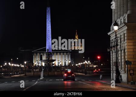 ©PHOTOPQR/L'EST REPUBLICAIN/Alexandre MARCHI ; PARIS ; 11/11/2020 ; CONFINEMENT ACTE II - RECONFINEMENT - COUVRE FEU - ILE DE FRANCE - PATRIMOINE. Paris 11 novembre 2020. La place de la Concorde avec son obélisque égyptien, le Palais Bourbon (Assemblée Nationale et le dôme de l'Hôtel des Invalides, la nuit pendant le reconfinement et le couvre-feu instauré par la mairie à parti de 22 heures. PHOTO Alexandre MARCHI. - Locdown in Paris by night Nov 11 2020  Stock Photo