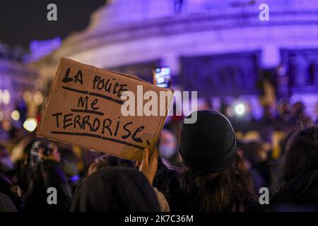 ©Sebastien Muylaert/MAXPPP - Rassemblement au lendemain de l'evacuation du camp de migrants place de la Republique pour protester contre les violences policières ainsi que la politique de non-accueil des réfugiés en France. Paris, 24.11.2020 - Rally the day after the evacuation of the Place de la Republique migrant camp to protest against police violence and the policy of refusing to welcome refugees in France. Paris, 24.11.2020 Stock Photo