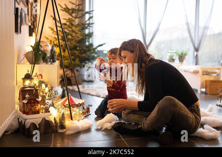 ©PHOTOPQR/VOIX DU NORD/PASCAL BONNIERE ; 29/11/2020 ; TEMPLEUVE 29.11.2020 decoration de Noel en famille PHOTO PASCAL BONNIERE / LA VOIX DU NORD - 2020/11/30. Christmas family time. Stock Photo