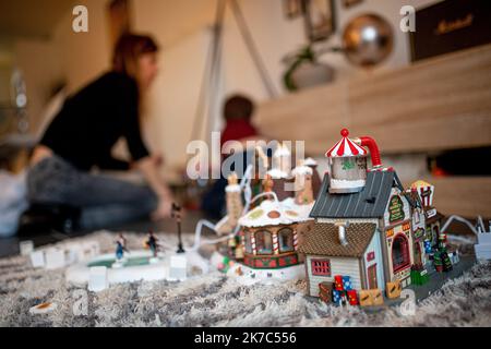 ©PHOTOPQR/VOIX DU NORD/PASCAL BONNIERE ; 29/11/2020 ; TEMPLEUVE 29.11.2020 decoration de Noel en famille PHOTO PASCAL BONNIERE / LA VOIX DU NORD - 2020/11/30. Christmas family time. Stock Photo