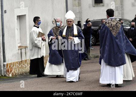 ©PHOTOPQR/LA NOUVELLE REPUBLIQUE/sgaudard ; BLOIS ; 05/12/2020 ; PHOTOPQR / LA NOUVELLE REPUBLIQUE / SEBASTIEN GAUDARD AUTHON (41), LE 05.12.2020 OBSEQUES RELIGIEUSES A AUTHON DANS LE LOIR-ET-CHER DE VALERY GISCARD D'ESTAING. FAMILLE SEPULTURE ENTERREMENT CAVEAU FAMILIALE MONSEIGNEUR BATUT - Valéry Giscard d'Estaing funerals France's former president Valery Giscard d'Estaing, credited with leading social and technological reform of the country and placing it at the heart of Europe, was laid to rest Saturday in a low-key funeral attended only by family and his close circle. FRANCE AUTHON DEC 5 Stock Photo