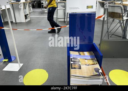 ©PHOTOPQR/LE PARISIEN/Olivier Corsan ; Vélizy ; 08/12/2020 ; Vélizy,78, France, le 8 décembre 2020. Ikéa va arr^ter de publier son catalogue papier - Velizy, France, dec 8th 2020 - Ikea announce it stops printing catalogues after 'successful career' over 70 years Stock Photo