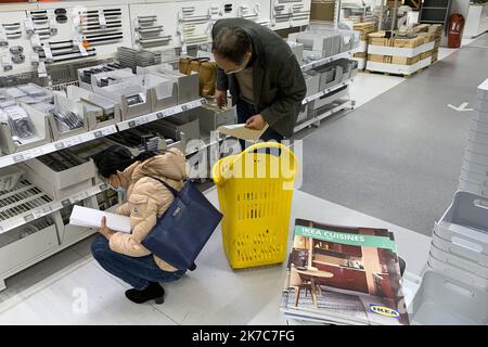 ©PHOTOPQR/LE PARISIEN/Olivier Corsan ; Vélizy ; 08/12/2020 ; Vélizy,78, France, le 8 décembre 2020. Ikéa va arr^ter de publier son catalogue papier - Velizy, France, dec 8th 2020 - Ikea announce it stops printing catalogues after 'successful career' over 70 years Stock Photo