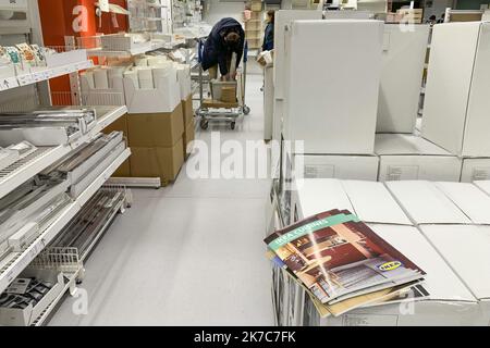 ©PHOTOPQR/LE PARISIEN/Olivier Corsan ; Vélizy ; 08/12/2020 ; Vélizy,78, France, le 8 décembre 2020. Ikéa va arr^ter de publier son catalogue papier - Velizy, France, dec 8th 2020 - Ikea announce it stops printing catalogues after 'successful career' over 70 years Stock Photo