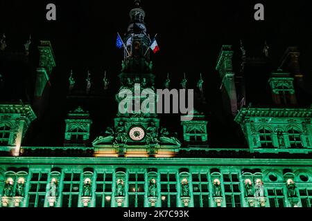 ©Jan Schmidt-Whitley/Le Pictorium/MAXPPP - Jan Schmidt-Whitley/Le Pictorium - 12/12/2020 - France / Paris / Paris - La ville de Paris lance son marche de Noel et les illuminations de Noel en pleine crise du covid19. / 12/12/2020 - France / Paris / Paris - The city of Paris launches its Christmas market and Christmas illuminations in the midst of the covid19 crisis. Stock Photo