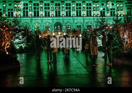 ©Jan Schmidt-Whitley/Le Pictorium/MAXPPP - Jan Schmidt-Whitley/Le Pictorium - 12/12/2020 - France / Paris / Paris - La ville de Paris lance son marche de Noel et les illuminations de Noel en pleine crise du covid19. / 12/12/2020 - France / Paris / Paris - The city of Paris launches its Christmas market and Christmas illuminations in the midst of the covid19 crisis. Stock Photo