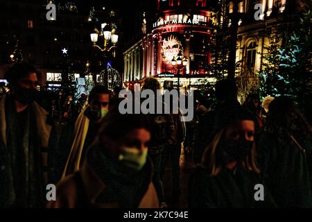 ©Jan Schmidt-Whitley/Le Pictorium/MAXPPP - Jan Schmidt-Whitley/Le Pictorium - 12/12/2020 - France / Paris / Paris - La ville de Paris lance son marche de Noel et les illuminations de Noel en pleine crise du covid19. / 12/12/2020 - France / Paris / Paris - The city of Paris launches its Christmas market and Christmas illuminations in the midst of the covid19 crisis. Stock Photo